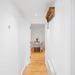 Apt-2bed 2bath-ac Unit-by Fabaccommodation Appartamento