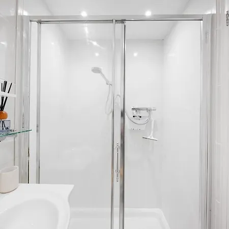 Apt-2bed 2bath-ac Unit-by Fabaccommodation Bristol