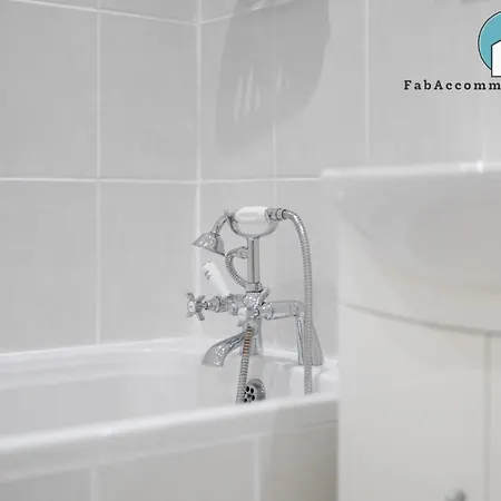 Apt-2bed 2bath-ac Unit-by Fabaccommodation