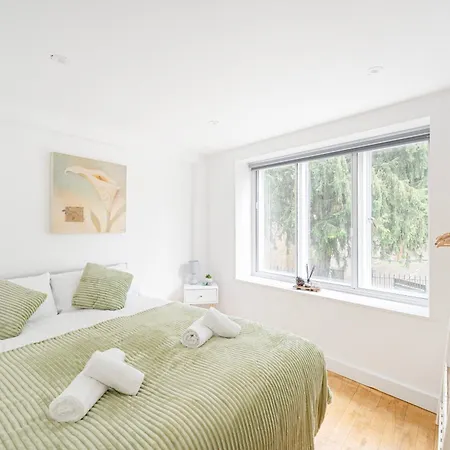 Apt-2bed 2bath-ac Unit-by Fabaccommodation