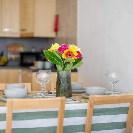 Lägenhet Apt-2bed 2bath-ac Unit-by Fabaccommodation *
