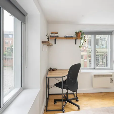 Apt-2bed 2bath-ac Unit-by Fabaccommodation Lägenhet *