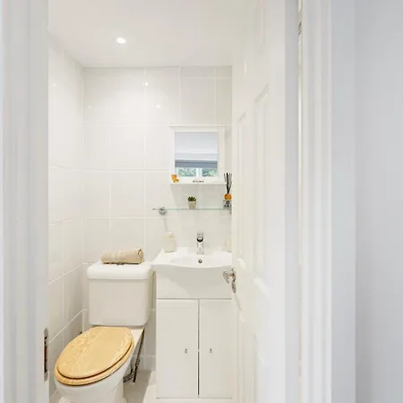 Apt-2bed 2bath-ac Unit-by Fabaccommodation Lägenhet *