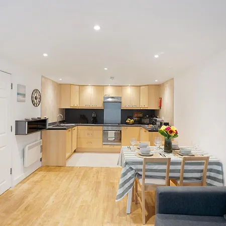 Apt-2bed 2bath-ac Unit-by Fabaccommodation Lägenhet