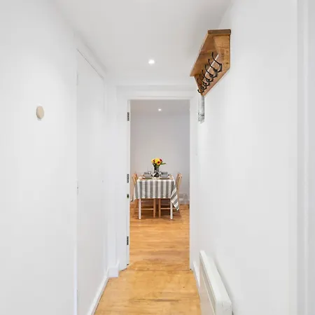 Apt-2bed 2bath-ac Unit-by Fabaccommodation Lägenhet