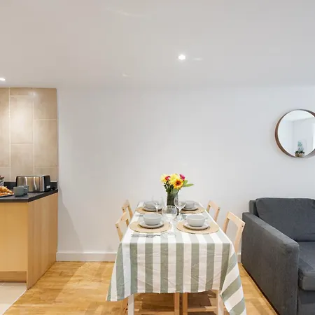 Apt-2bed 2bath-ac Unit-by Fabaccommodation Bristol