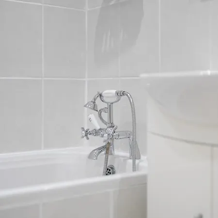 Apt-2bed 2bath-ac Unit-by Fabaccommodation Bristol