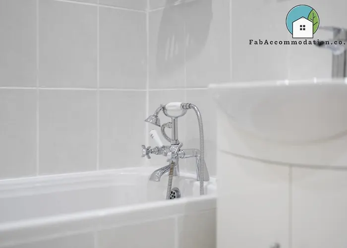 Apt-2bed 2bath-ac Unit-by Fabaccommodation