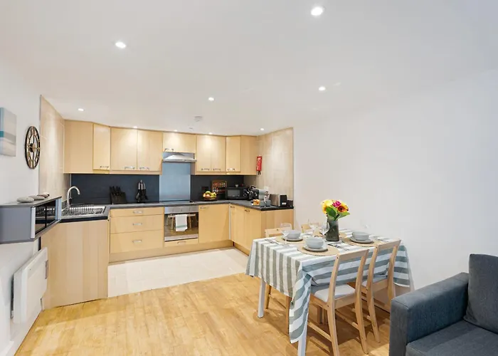 Апартаменти Apt-2bed 2bath-ac Unit-by Fabaccommodation *