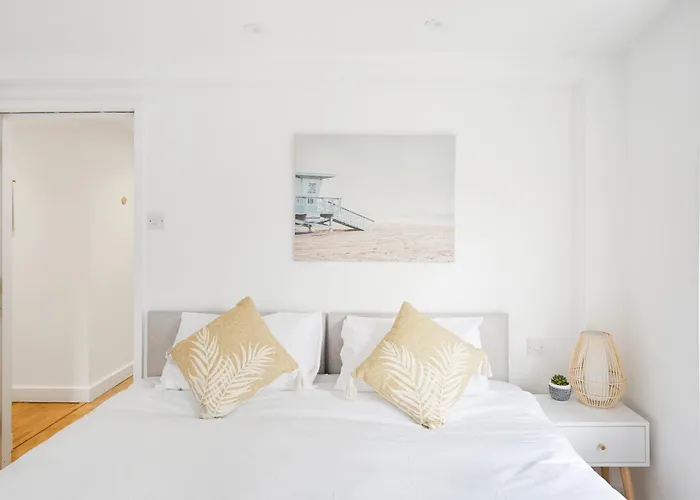 Apt-2bed 2bath-ac Unit-by Fabaccommodation Апартаменти Бристоль