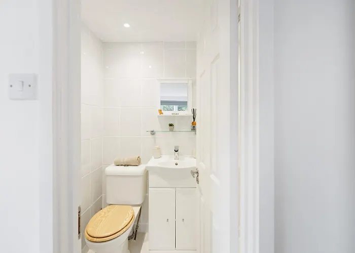 Apt-2bed 2bath-ac Unit-by Fabaccommodation Apartmán *