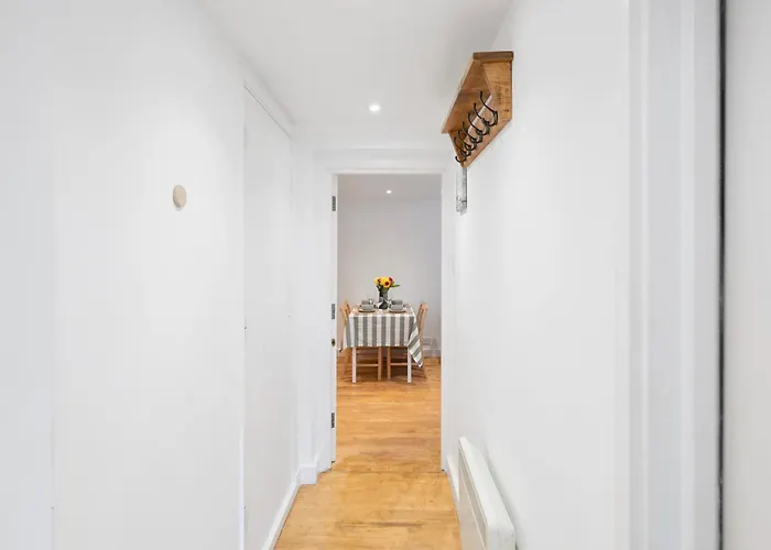 Apt-2bed 2bath-ac Unit-by Fabaccommodation Апартаменти