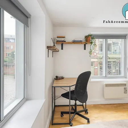 Apt-2bed 2bath-ac Unit-by Fabaccommodation アパート ブリストル