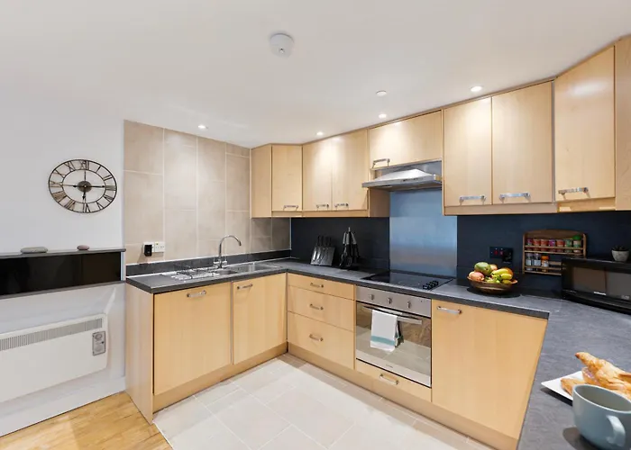 Apt-2bed 2bath-ac Unit-by Fabaccommodation * Bristol