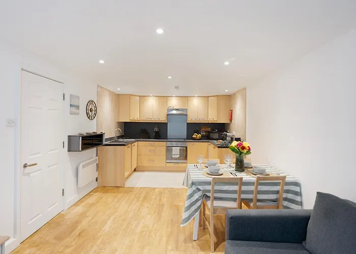 Apt-2bed 2bath-ac Unit-by Fabaccommodation Apartman