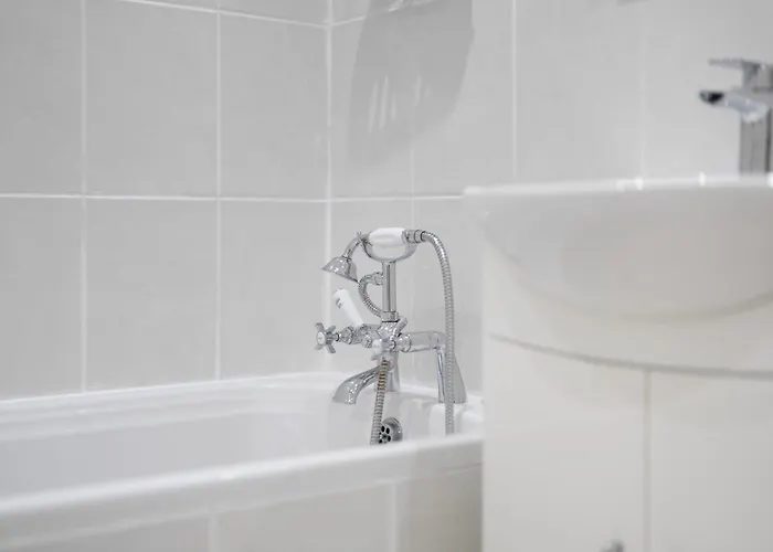 Apt-2bed 2bath-ac Unit-by Fabaccommodation Bristol